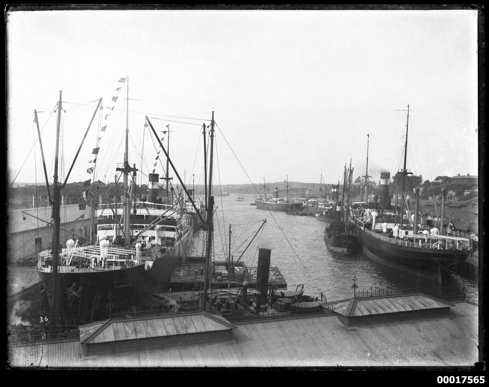 Numerous vessels moored at Woolloomooloo wharf, including MANNHEIM to the left. Mai 1914