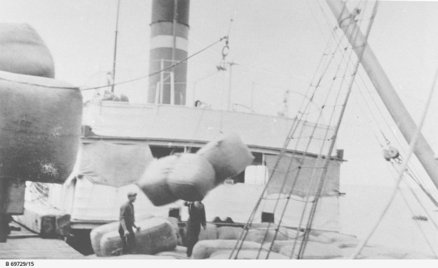 Wool bales being loaded [B 69729/15]