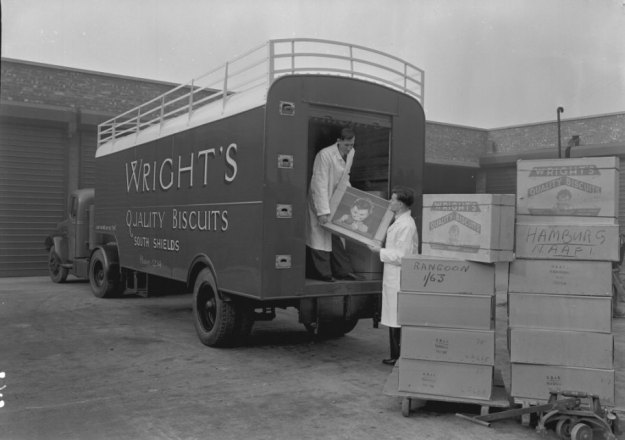 Laden von Wright's Biscuits in Newcastle-on-Tyne; interessant die Kartonaufschriften: Hamburg und Rangoon; Quelle: wikimedia.commons; Packing Wrights Biscuits.jpg