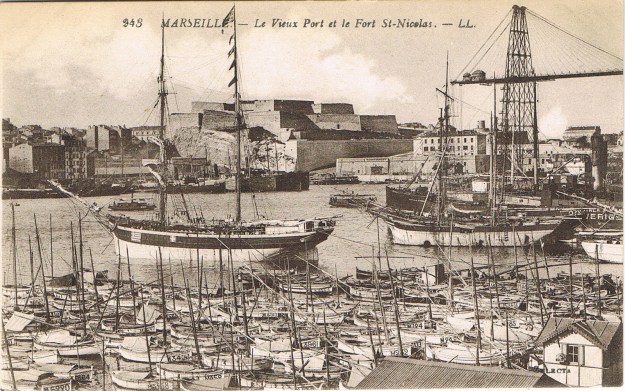 Hafen Marseille mit Fort Nicolas und Schwebefähre