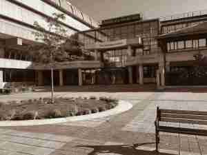 Außenanlagen vor "The National Archives" in Kew (London), September 2019