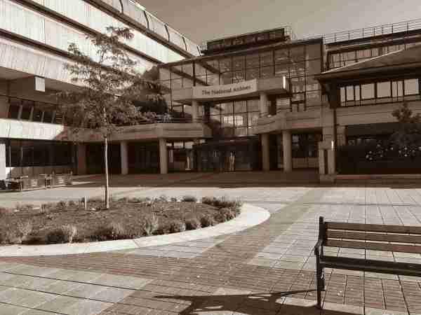 Außenanlagen vor "The National Archives" in Kew (London), September 2019