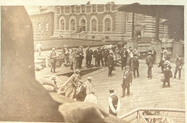 Männergruppe auf Ellis Island, Julius Hagenah hat hier wahrscheinlich eine Gruppe festgesetzter Seeleute am 6. Juli 1917 aufgenommen; Aufnahme in Privatbesitz, mit freundlicher Genehmigung der Familie