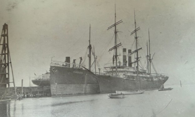Der Frachtdampfer „Harburg“, Aufnahme von Julius Hagenah, vermutlich am Liegeplatz in New York mit Segler an Backbord, 1914/1915; Quelle: privates Album, mit freundlicher Genehmigung der Familie