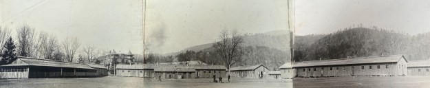 Panorama des älteren Lagerteils mit U-förmig um einen großen Platz angeordneten Baracken; das ehemalige Hotel ist im linken Foto im Hintergrund zu erkennen; Fotos von Julius Hagenah, 1917/1918; Aufnahme in Privatbesitz, mit freundlicher Genehmigung der Familie
