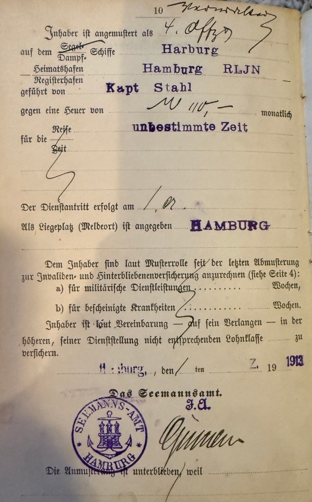 Seefahrtsbuch von Julius Hagenah, Seite 10, Anmusterung als vierter Offizier auf dem Frachtdampfer „Harburg“ am 1. Dezember 1913; in Privatbesitz, mit freundlicher Genehmigung der Familie