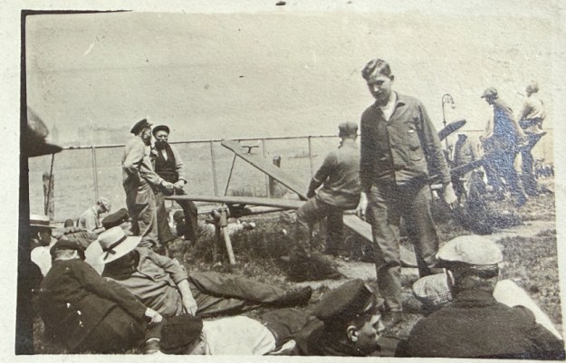 Männer vertreiben sich Zeit auf Schaukeln; Aufnahme von Julius Hagenah, vermutlich auf Ellis Island am 6./7. April 1917; Aufnahme in Privatbesitz, mit freundlicher Genehmigung der Familie