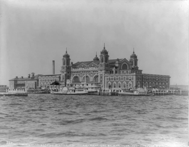 Ellis Island, New York City, Aufnahme aus dem Jahr 1905; Quelle: Library of Congress, Washington DC via https://commons.wikimedia.org/wiki/File:Ellis_Island_in_1905.jpg