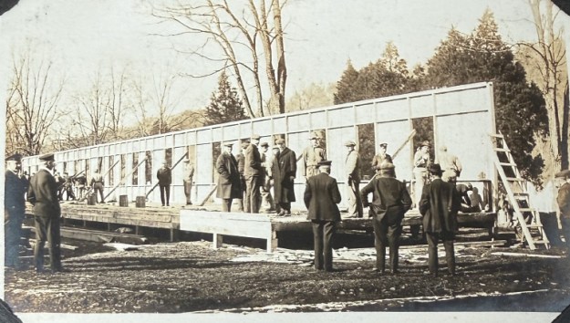 the internees build their living quarters, Hot Springs, North Carolina, 1917 / 1918