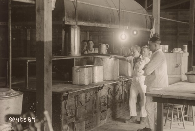 Gefangene kochen Kaffee, Fort Oglethorpe, Lagerkantine 1919